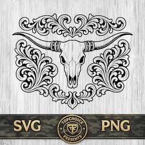 Puede incluir: Una ilustración gráfica en blanco y negro de un cráneo de toro longhorn centrado dentro de patrones de volutas ornamentados y simétricos. Debajo del diseño, una banda horizontal presenta el texto SVG y PNG flanqueando un logotipo circular con el texto TOPCHOICE PRESENTS.