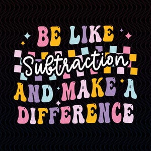 Peut inclure: Graphique rétro sur fond noir avec l'inscription "BE LIKE Subtraction AND MAKE A DIFFERENCE". Le texte est multicolore, avec du rose, jaune, bleu et violet, avec un motif à carreaux et des étoiles.