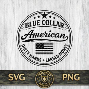 Puede incluir: Diseño circular en blanco y negro con el texto "BLUE COLLAR American" y "DIRTY HANDS EARNED MONEY" alrededor de una bandera estadounidense. El diseño incluye estrellas y está sobre un fondo de vetas de madera clara.