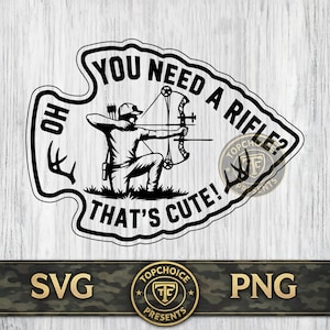 Può includere: Grafica in bianco e nero di un arciere che mira con arco e freccia, all'interno di una forma di punta di freccia. Testo: "YOU NEED A RIFLE? THAT'S CUTE!". Adatto agli appassionati di caccia e tiro con l'arco.