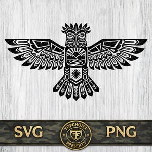 Puede incluir: Gráfico en blanco y negro de un águila estilizada con las alas extendidas. El diseño incorpora patrones geométricos y un motivo central de un sol, montañas y un río. Incluye el texto "SVG" y "PNG".