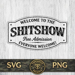 Puede incluir: Letrero en blanco y negro con el texto "WELCOME TO THE SHITSHOW Free Admission EVERYONE WELCOME!". El letrero rectangular con bordes redondeados está sobre un fondo de vetas de madera clara.