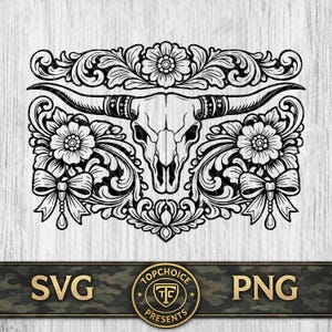 Pode incluir: Ilustração a preto e branco de um crânio de longhorn com design floral e de rolagem. O design inclui flores, laços e enfeites decorativos. A parte inferior da imagem tem o texto "SVG" e "PNG" com um logotipo circular que diz "TOPCHOICE PRESENTS".