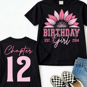 Può includere: T-shirt neri con grafica rosa. Una maglietta presenta un girasole rosa con le parole "BIRTHDAY Girl EST. 2014". L'altra maglietta ha "Chapter 12" in rosa. Le magliette sono esposte con jeans e scarpe a scacchi.