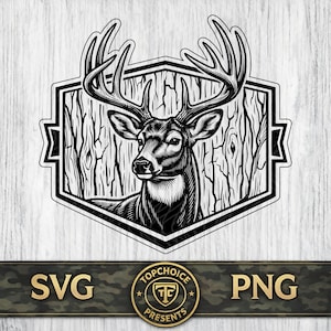 Può includere: Un'illustrazione grafica in bianco e nero di una testa di cervo con grandi corna centrata all'interno di una cornice esagonale con motivo a venature del legno. Sotto la cornice, un banner scuro mostra il testo SVG, un logo e PNG.