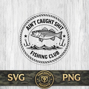 Op de afbeelding: Zwart-wit afbeelding van een vis in een cirkelvormig ontwerp met de tekst "AIN'T CAUGHT SHIT FISHING CLUB". Het ontwerp bevat vishaken, sterren en golven. Daaronder een banner met "SVG" en "PNG".