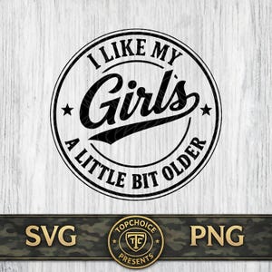Peut inclure: Graphique circulaire noir et blanc avec le texte "I LIKE MY Girls A LITTLE BIT OLDER". Le design comprend des étoiles et est placé sur un fond de grain de bois clair. Le bas de l'image contient les mots "SVG" et "PNG".