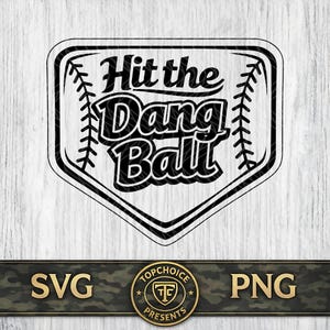 Puede incluir: Gráfico en blanco y negro con temática de béisbol con el texto "Hit the Dang Ball" dentro de una forma de home plate. El diseño incluye detalles de costuras de béisbol, adecuado para ropa o decoración.