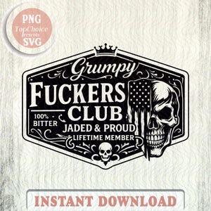 Puede incluir: Diseño gráfico en blanco y negro con una calavera y una bandera estadounidense, con el texto "Grumpy Fuckers Club". El diseño incluye las palabras "100% Bitter", "Jaded & Proud" y "Lifetime Member".