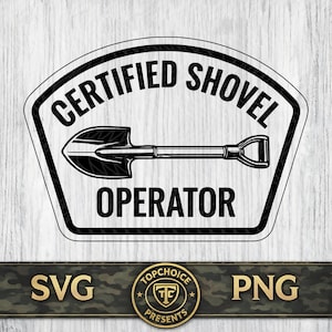 以下が含まれることがあります： 「CERTIFIED SHOVEL OPERATOR」の文字とシャベルが描かれた、黒と白のグラフィック。シールドの下には、円形のロゴの両側に「SVG」と「PNG」が配置されたバナーがあります。