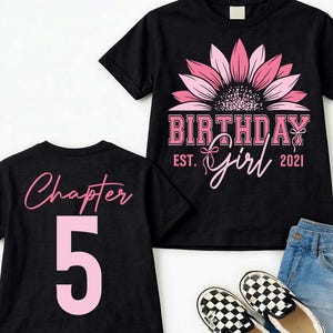 Peut inclure: T-shirts noirs avec texte et graphiques roses. Un t-shirt présente un tournesol rose avec "BIRTHDAY girl EST. 2021". L'autre t-shirt a "Chapter 5" et le chiffre 5 en rose. Les t-shirts sont associés à un jean bleu et à des chaussures à enfiler à carreaux.