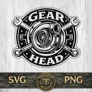 Pode incluir: Design preto e branco de Gear Head com turbocompressor, chaves cruzadas e o texto "GEAR HEAD". O design inclui os textos "SVG" e "PNG" na parte inferior, com um logotipo circular "TOPCHOICE PRESENTS".