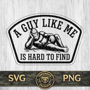 Può includere: Grafica in bianco e nero con un'illustrazione rilassata di Bigfoot. Il testo recita "A GUY LIKE ME IS HARD TO FIND" in un carattere nero arcuato. Il design è all'interno di uno scudo in bianco e nero.