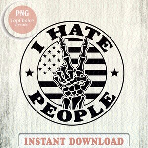 Könnte beinhalten: Schwarz-weißes Grafikdesign mit dem Text "I HATE PEOPLE" in einem kreisförmigen Design. Es zeigt eine Skeletthand, die ein Friedenszeichen macht, mit einem amerikanischen Flaggenmuster im Hintergrund. Der Text "INSTANT DOWNLOAD" steht unten.