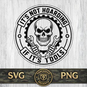 Peut inclure: Graphique noir et blanc avec un crâne tenant des clés, entouré du texte "IT'S NOT HOARDING IF IT'S TOOLS". Le design comprend un engrenage et un cadre circulaire. Le bas de l'image affiche "SVG" et "PNG".