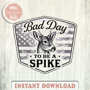 Puede incluir: Diseño gráfico en blanco y negro con la cabeza de un ciervo y el texto "Bad Day to be a Spike" dentro de un escudo. El fondo incluye un diseño de bandera americana y un patrón de camuflaje.