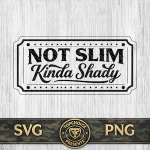 Puede incluir: Letrero rectangular en blanco y negro con el texto "NOT SLIM Kinda Shady" en una fuente decorativa. El letrero tiene un borde negro con detalles de estrellas. Debajo, una pancarta con los textos "SVG" y "PNG" y un logotipo circular.