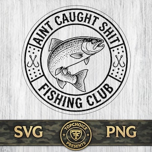 Op de afbeelding: Zwart-wit cirkelvormig ontwerp met de tekst "AINT CAUGHT SHIT FISHING CLUB" rond een gedetailleerde illustratie van een vis. Twee vishaakjes staan aan weerszijden van de vis. Daaronder staat een banner met "SVG" en "PNG".