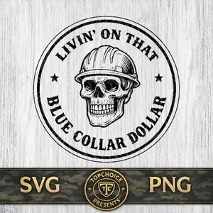 Può includere: Grafica in bianco e nero con un teschio che indossa un casco, circondato dal testo "LIVIN' ON THAT BLUE COLLAR DOLLAR". Il design include stelle ed è ambientato su uno sfondo di venature del legno. Sotto, le parole "SVG" e "PNG" sono visualizzate.