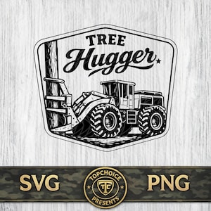 Op de afbeelding: Zwart-wit illustratie van een boomrooier met de tekst "TREE Hugger" in een schildvormig ontwerp. De afbeelding bevat ook de tekst "SVG" en "PNG" met een cirkelvormig logo met de tekst "TOPCHOICE PRESENTS".