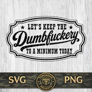 Könnte beinhalten: Ein schwarz-weißes Grafikdesign mit dem Text LET'S KEEP THE DUMBFUCKERY TO A MINIMUM TODAY in einem dekorativen Rahmen mit Sternen. Unter dem Hauptdesign zeigt ein dunkles Tarnbanner den Text SVG und PNG zusammen mit einem Logo.