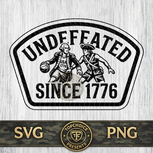 Op de afbeelding: Een zwart-wit grafisch ontwerp met de tekst UNDEFEATED SINCE 1776. De afbeelding toont twee figuren in historische kleding die basketballen, waarbij één figuur een shirt draagt met de tekst USA 1776. Het ontwerp is omrand in een schildvorm.