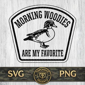 Könnte beinhalten: Schwarz-weiß Grafikdesign mit einer Holzente-Illustration in einem Schild. Der Text lautet "MORNING WOODIES ARE MY FAVORITE". Unter dem Schild befindet sich ein Banner mit "SVG" und "PNG" auf beiden Seiten eines kreisförmigen Logos.