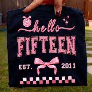 Hello Fifteen Est. 2011 PNG、女の子の誕生日パーティー PNG、コケットボウ 15歳の誕生日 PNG、15歳の誕生日プレゼント