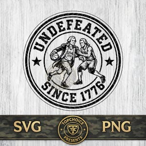 Op de afbeelding: Een cirkelvormig zwart-wit grafisch ontwerp met twee figuren in koloniale kleding die basketballen. De tekst luidt bovenaan UNDEFEATED en onderaan SINCE 1776, waarbij twee sterren de zinnen scheiden. De centrale figuur draagt een basketbalshirt.