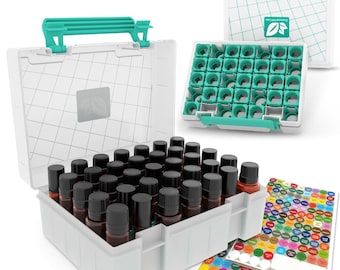 Puede incluir: Caja de almacenamiento de plástico blanco con un asa turquesa, que contiene 30 pequeños frascos de vidrio marrón con tapas negras. La caja está abierta y los frascos son visibles. También hay dos hojas de pegatinas redondas de colores con texto blanco.