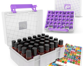 Puede incluir: Caja de almacenamiento de plástico blanco con asa morada, que contiene 30 pequeños frascos de vidrio marrón con tapas negras. La caja tiene un patrón de cuadrícula y un logotipo de hoja. La caja está abierta y los frascos son visibles. Hay también una bandeja de plástico blanca separada con asas moradas y un patrón de cuadrícula, que contiene 30 tapones de frasco morados. También hay hojas de pegatinas redondas de colores con diferentes etiquetas.