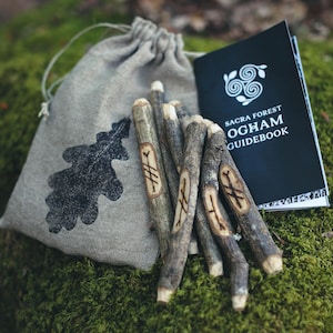 Keltische Baum Ogham Stäbe mit Anleitungsbuch - Großes Set liebevoll handgeschnitzt aus heiliger Eiche mit handgefertigter Tasche