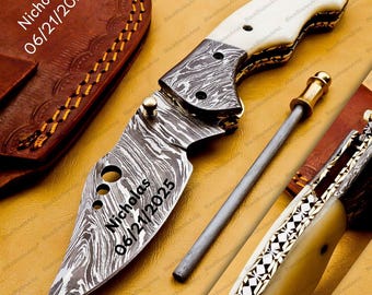 Personalisiertes Damast-Klappmesser: Knochengriff mit Gravur, Lederscheide