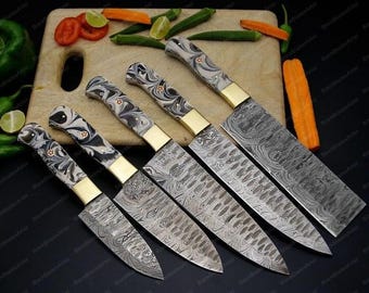 Juego de cuchillos de chef de acero de Damasco forjado a mano: mango de palisandro y funda de cuero.