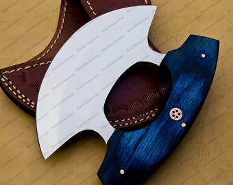 Könnte beinhalten: Ein Messer aus Edelstahl mit einem blauen Holzgriff. Das Messer hat eine gebogene Klinge und einen Ringgriff. Das Messer befindet sich in einer braunen Lederscheide.