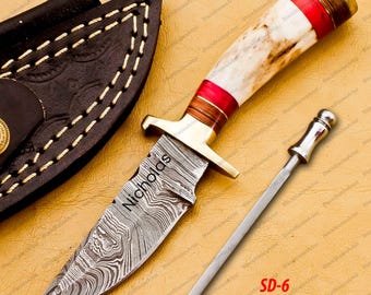 Couteau de chasse personnalisé en acier damas : manche en bois de cerf, étui en cuir