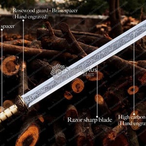 Op de afbeelding: Een lang, zilveren zwaard met een vlijmscherp lemmet en met de hand gegraveerd hoog koolstofstaal. Het gevest heeft een bot- en messing spacer, met een palissander bescherming en messing spacer. De tekst zegt "Vlijmscherp lemmet" en "Hoog koolstofstaal (Hand gegraveerd)".