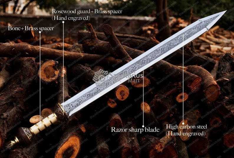 Op de afbeelding: Een lang, zilveren zwaard met een vlijmscherp lemmet en met de hand gegraveerd hoog koolstofstaal. Het gevest heeft een bot- en messing spacer, met een palissander bescherming en messing spacer. De tekst zegt "Vlijmscherp lemmet" en "Hoog koolstofstaal (Hand gegraveerd)".