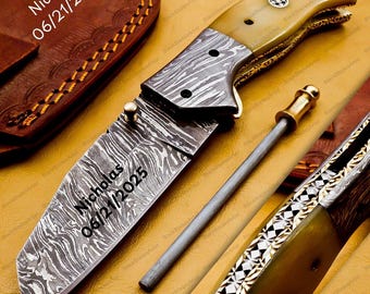 Personalisiertes Damast-Klappmesser: Knochengriff mit Gravur, Lederscheide