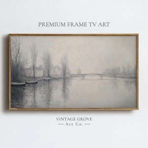 Könnte beinhalten: Gerahmtes Vintage-Landschaftsgemälde in gedämpften Grau- und Beigetönen. Das Kunstwerk zeigt eine Flussszene mit einer Brücke, Booten und Bäumen. Der Text "PREMIUM FRAME TV ART" und "VINTAGE GROVE - Art Co." sind sichtbar.
