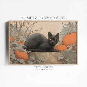 Può includere: Stampa incorniciata con un gatto nero con occhi arancioni, appoggiato tra zucche e foglie. L'opera d'arte ha un'estetica vintage, con il testo "PREMIUM FRAME TV ART" e "VINTAGE GROVE Art Co." visibile.