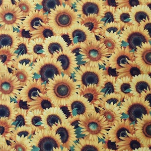 Pode incluir: Um padrão de tecido sem costuras que apresenta um close-up de muitos girassóis amarelos com centros marrons. Os girassóis são dispostos em um padrão aleatório e são cercados por folhas verdes.