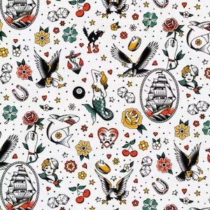 Pode incluir: Tecido branco com um padrão repetido de desenhos de tatuagens tradicionais. O padrão inclui águias, navios, rosas, sereias, dados, corações, âncoras e outros motivos clássicos de tatuagem em vermelho, amarelo, verde e preto.