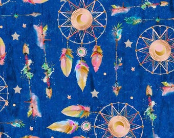Peut inclure: Un motif sans couture représentant des attrape-rêves, des flèches et des plumes sur un fond bleu. Les attrape-rêves sont décorés d'accents dorés et roses, et les plumes sont dans des tons de rose, jaune et bleu. Les flèches sont également décorées d'accents dorés et roses.