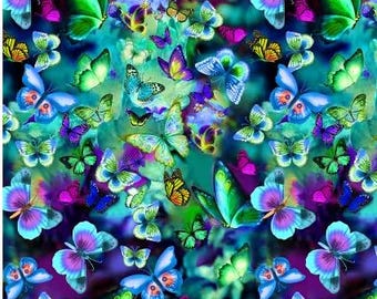 Op de afbeelding: Een levendig, kleurrijk patroon met talrijke vlinders in tinten blauw, groen, paars en geel. De vlinders hebben ingewikkelde vleugelpatronen en zijn verspreid over een donkere, getextureerde achtergrond.
