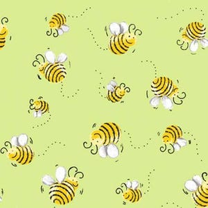 Op de afbeelding: Een groene achtergrond met een herhalend patroon van gele en zwarte bijen die in verschillende richtingen vliegen. De bijen hebben witte vleugels en zwarte ogen.
