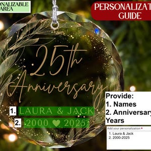 Op de afbeelding: Een heldere, facetgeslepen ornament met de tekst "25th Anniversary" in gouden letters. De ornament bevat de namen "LAURA & JACK" en de jaren "2000 2025". Een personalisatiegids is ook zichtbaar.