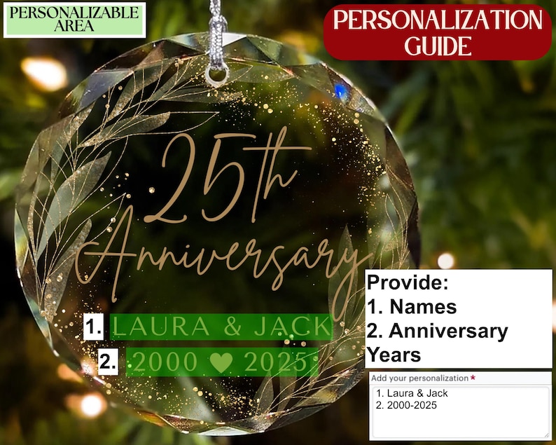 Op de afbeelding: Een heldere, facetgeslepen ornament met de tekst "25th Anniversary" in gouden letters. De ornament bevat de namen "LAURA & JACK" en de jaren "2000 2025". Een personalisatiegids is ook zichtbaar.