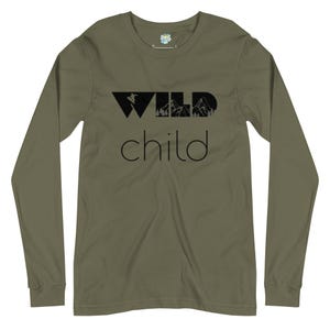 Op de afbeelding: Olijfgroen shirt met lange mouwen met de zwarte woorden "WILD child". Het woord "WILD" heeft een skiër-afbeelding en een bergketenontwerp. Het shirt is gemaakt van een zacht, comfortabel materiaal.