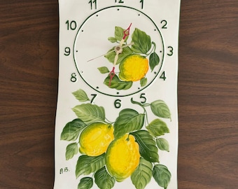 Reloj de pared vintage de cerámica pintado a mano con limones, firmado en Italia, Amalfi, 8 x 15 cm.
